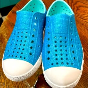 Native Jefferson Aqua Sparkle Slip-on Shoe, Child size 11